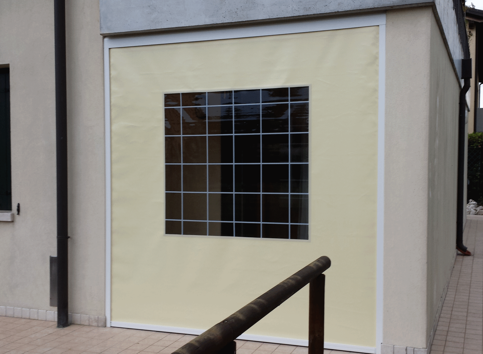 Tenda a rullo a cassonetto con guide laterali con sistema zip Tenda a rullo a cassonetto con guide laterali con sistema zip